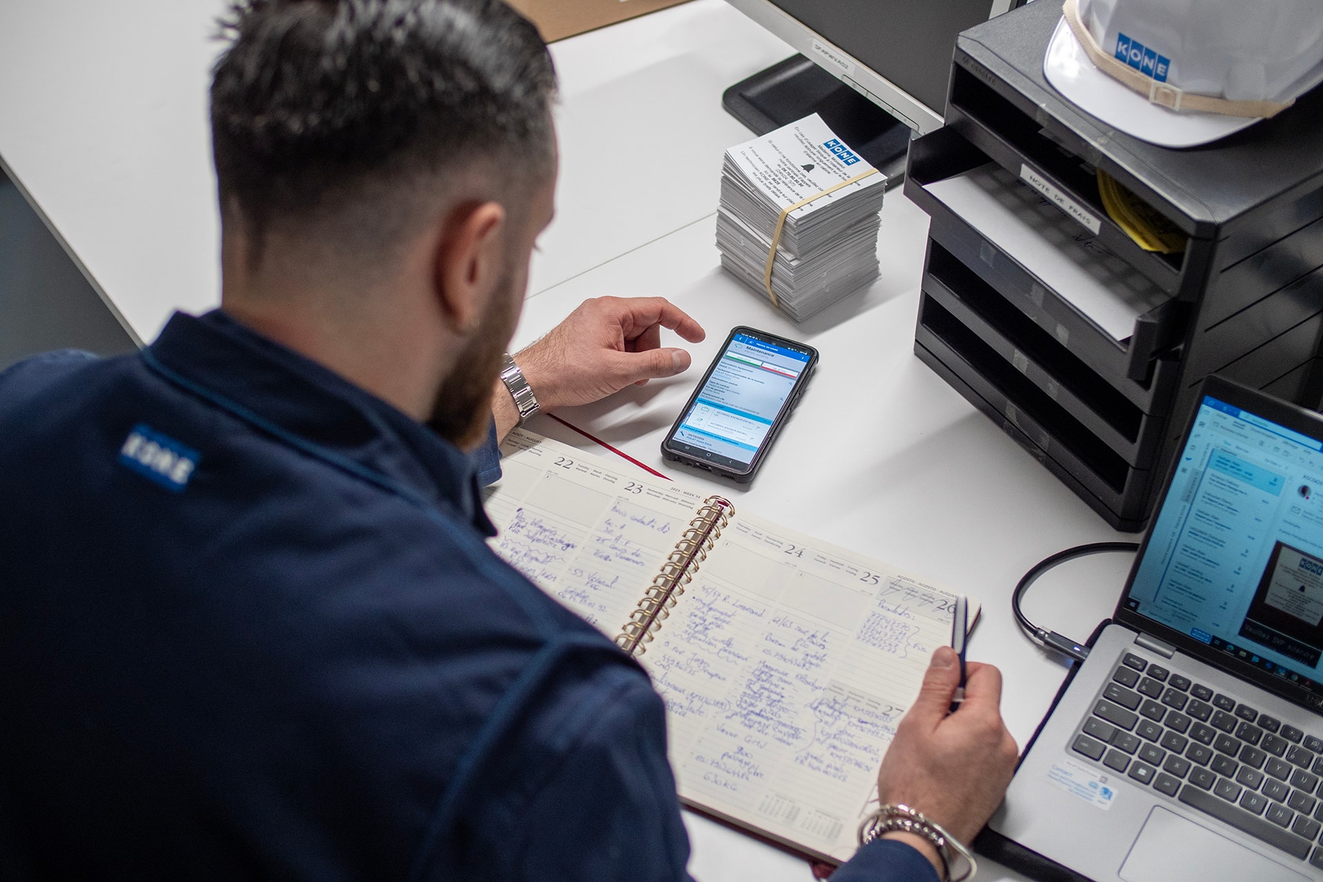 Décryptage | Entre planification et adaptation, le quotidien toujours en mouvement d’un chef d’équipe ascensoriste