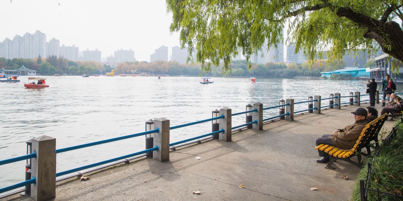 À Shanghai, les exigences d'une population vieillissante ont conduit à l'obligation d'équiper tous les bâtiments de quatre étages d'un ascenseur.