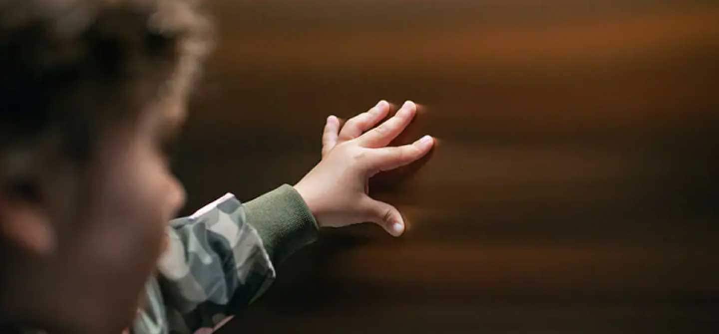 Revêtement anti-trace de doigts dans un ascenseur KONE DX