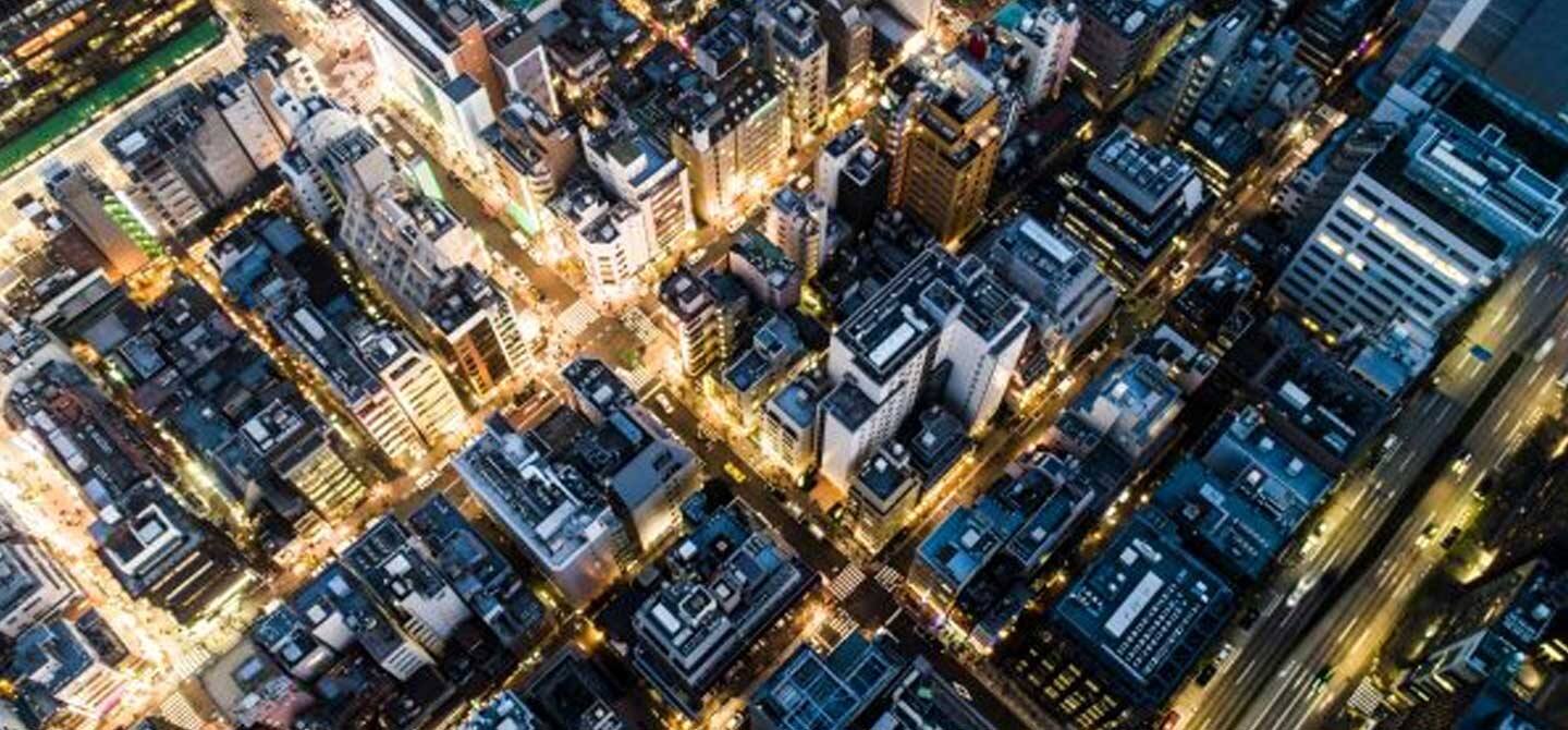 Vue nocturne d’un centre urbain japonais connecté
