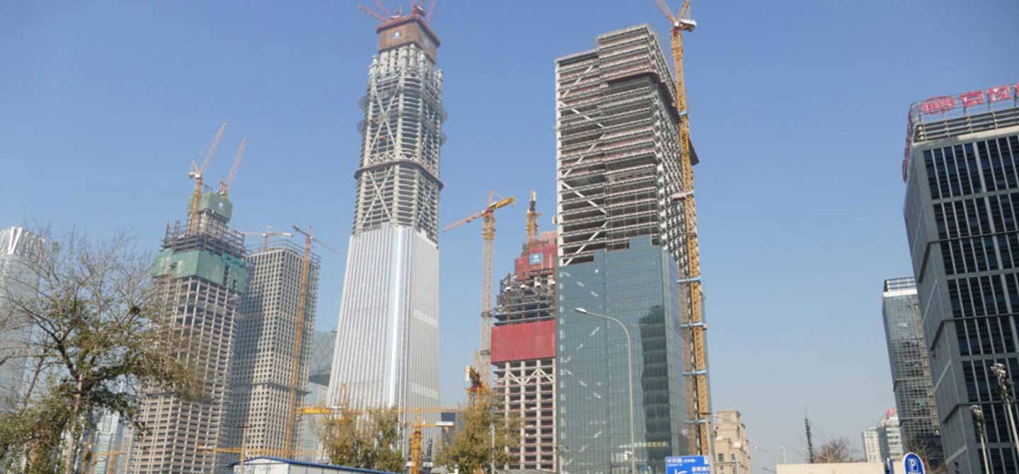 Chanier de construction de bâtiment avec l’ascenseur de chantier KONE JumpLift