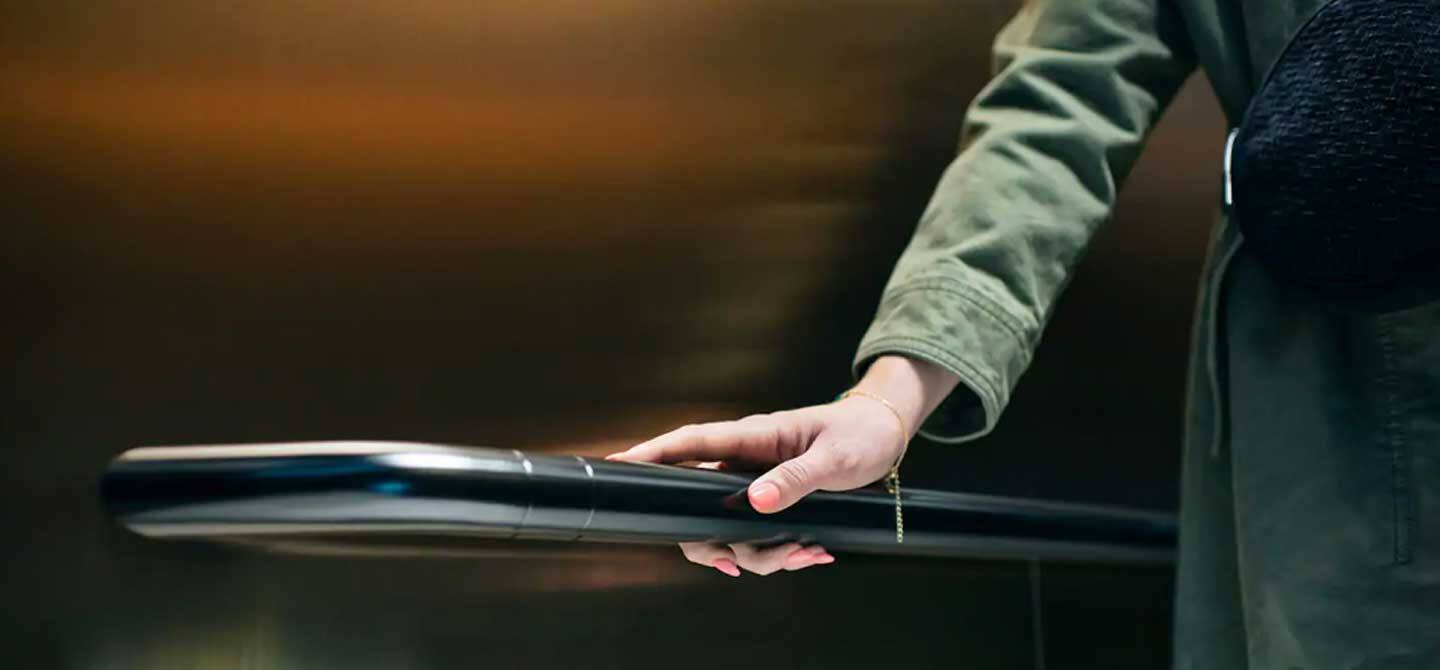 Des matériaux antimicrobiens pour des ascenseurs