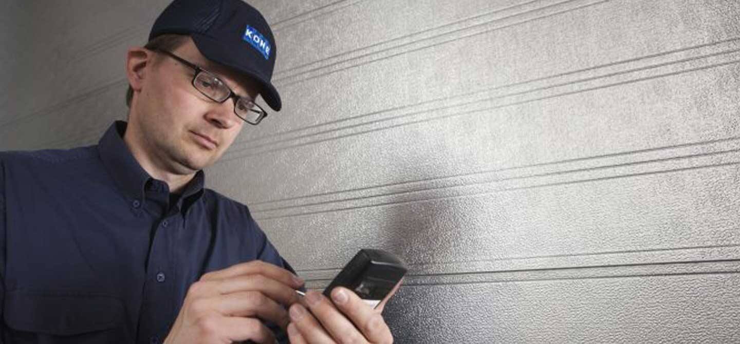 img_technicien-maintenance-utilisant-des-donnees-connectees_1440x670
