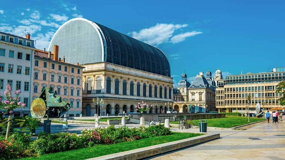 La vitrine architecturale de 18 étages qu'est l'Opéra National de Lyon a choisi une approche circulaire pour moderniser les cinq ascenseurs du bâtiment.
