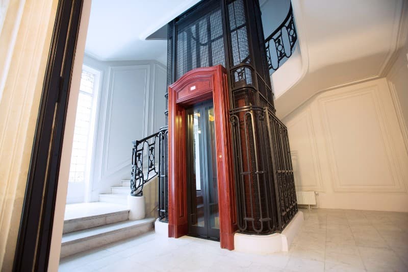 Gaine en fer forgé, immeuble haussmannien (Paris VIII)